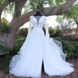 Elegant White Long-Sleeve Bridal Gown with Lace Bodice